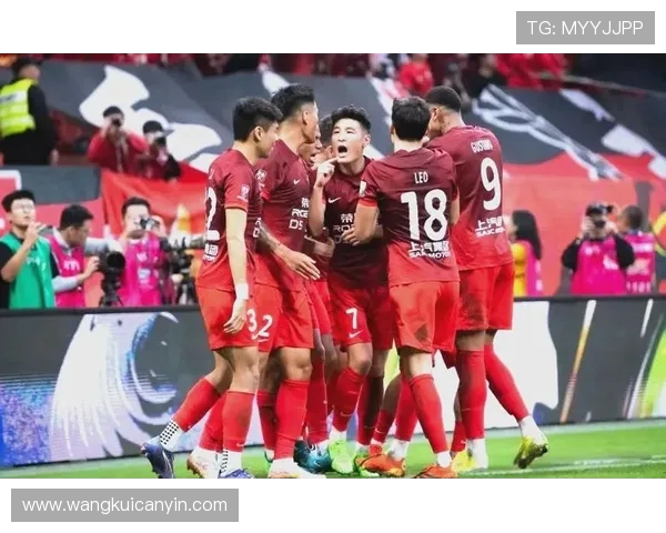 中超激战山东队迎战深圳队全力争胜展现球队实力与斗志